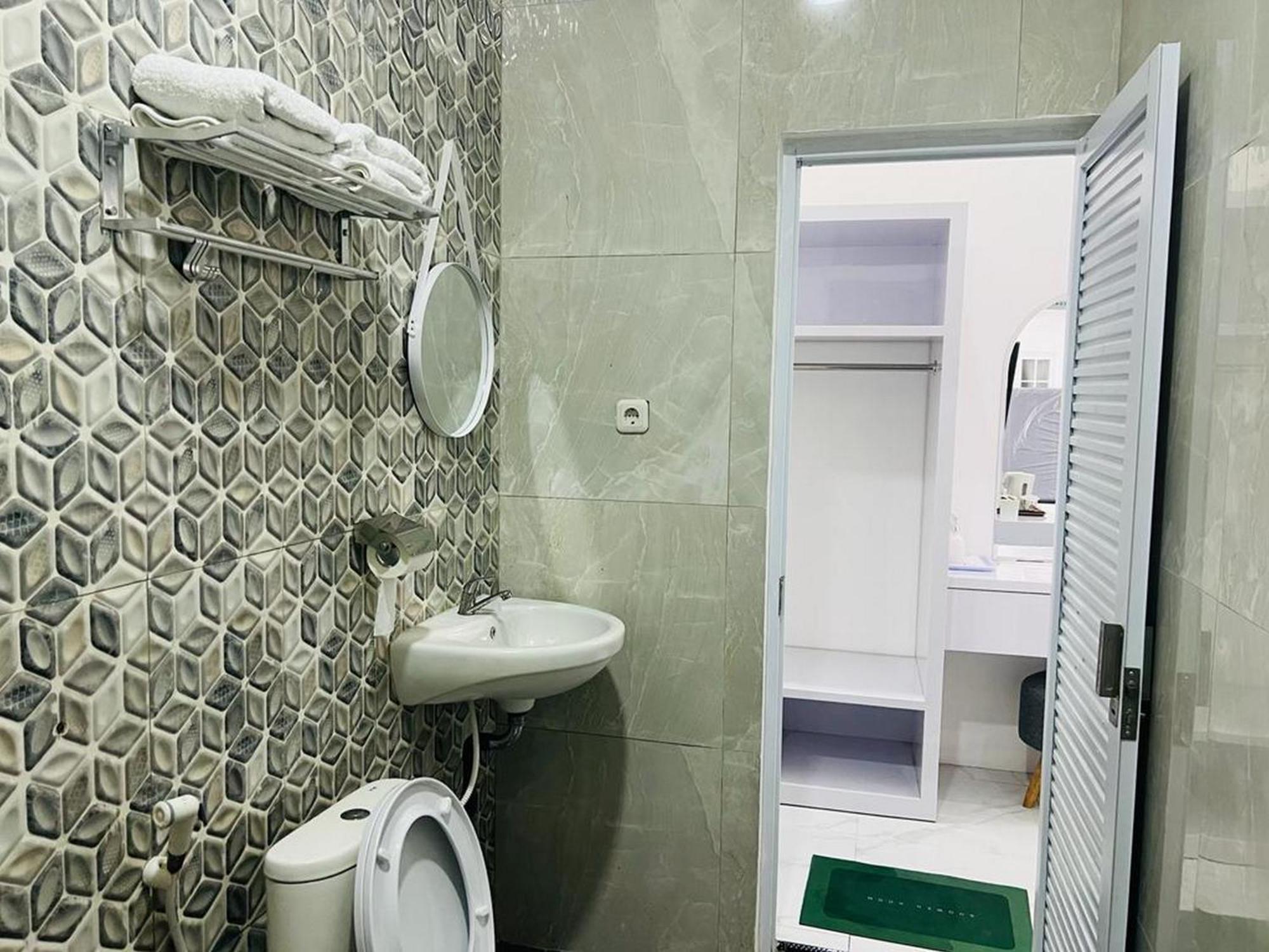 Urbanview Hotel Nimara Ngawi By Reddoorz Exterior foto