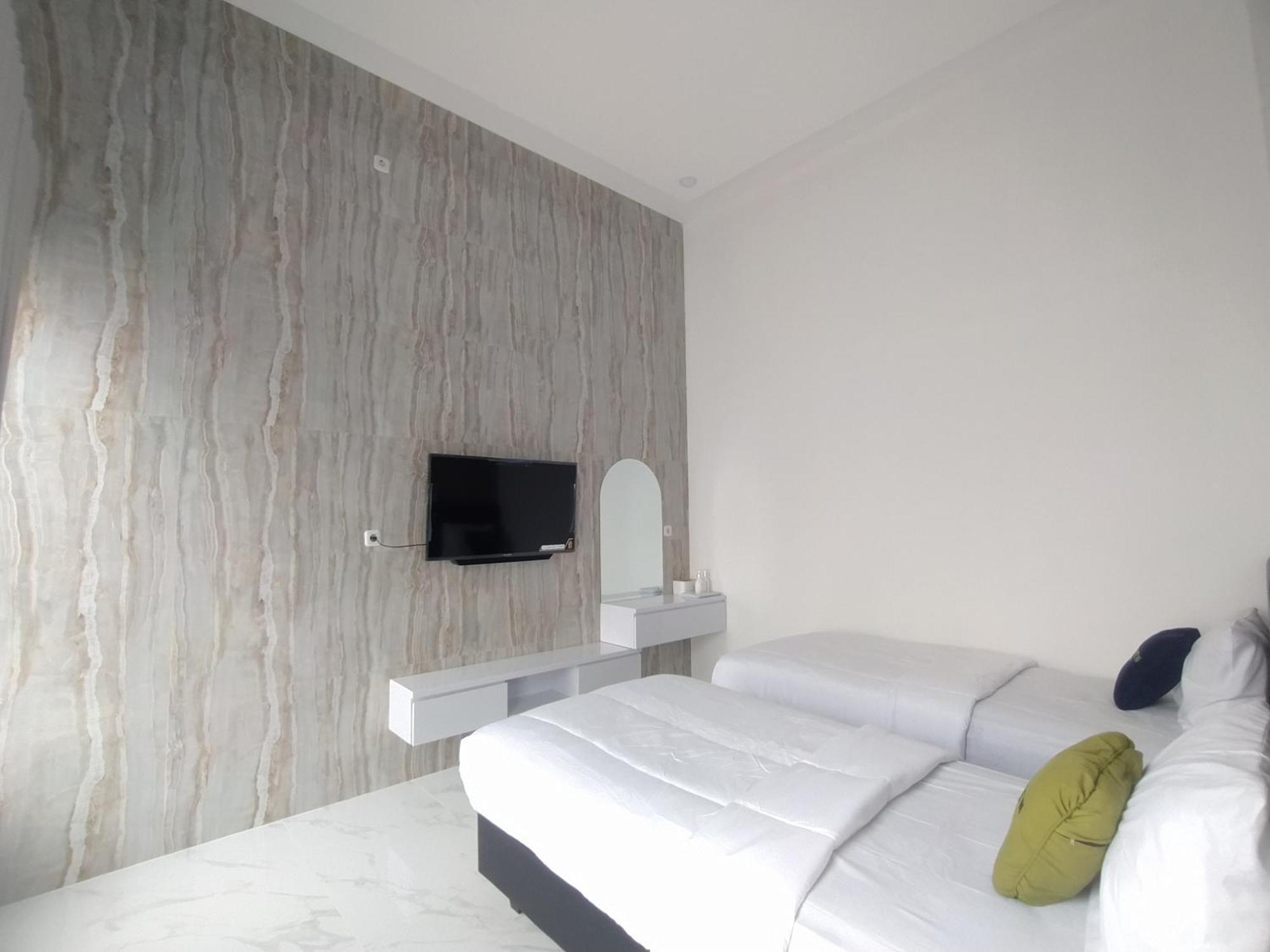Urbanview Hotel Nimara Ngawi By Reddoorz Exterior foto